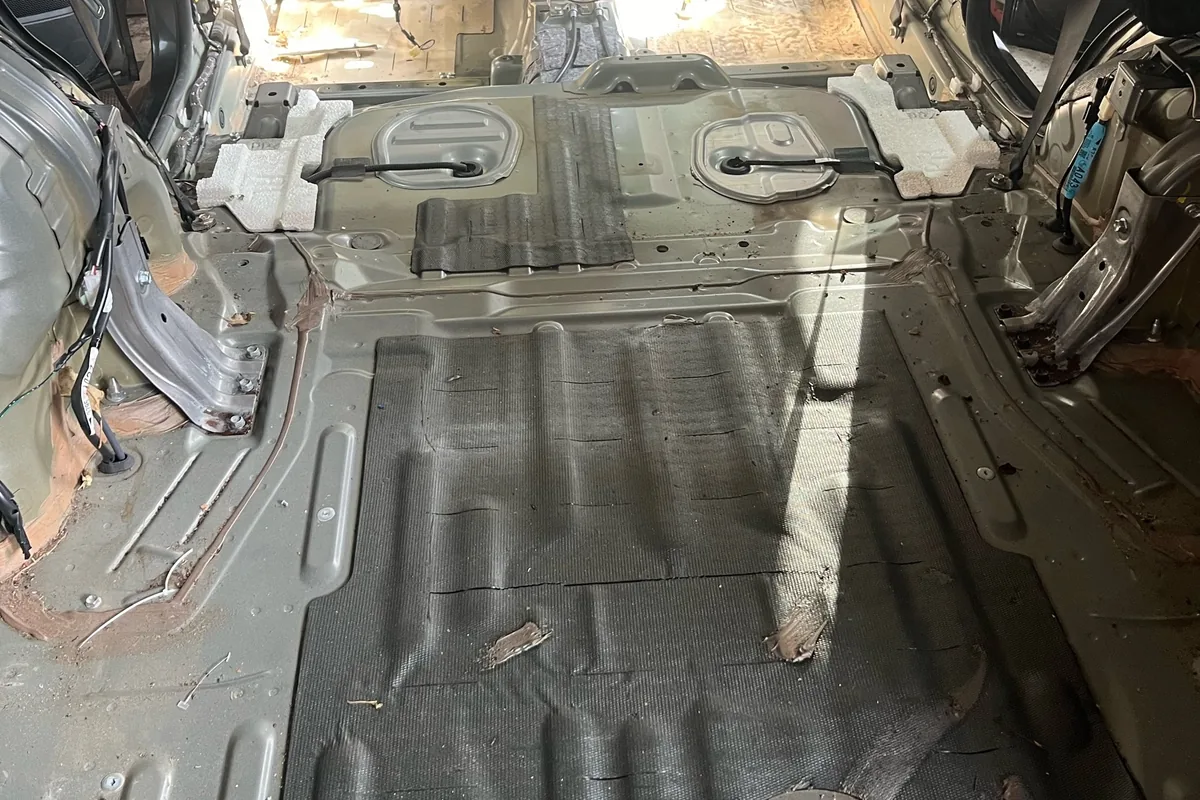Пол и багажник Mitsubishi Outlander 3 без обшивки и ковра