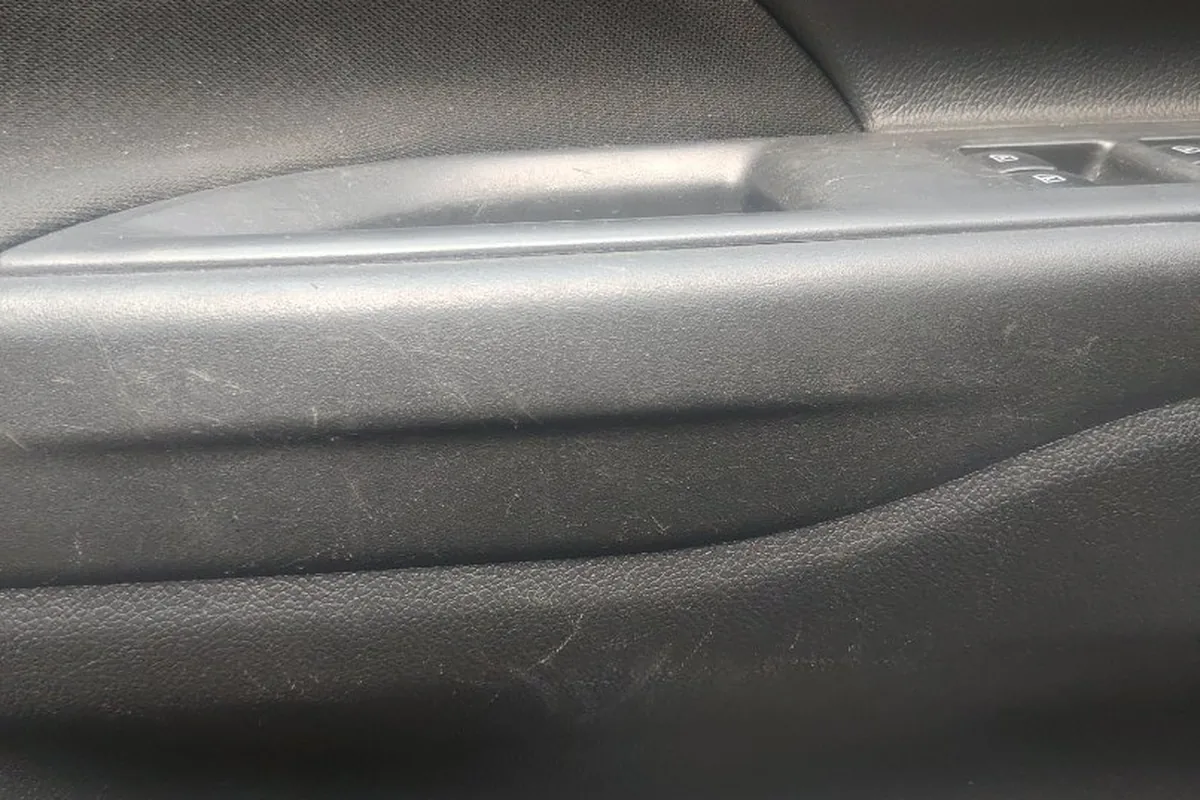 Поцарапанная обшивка передней двери Mitsubishi Outlander 3