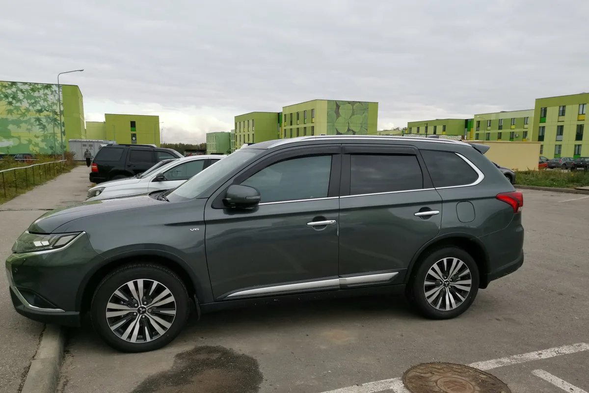 Mitsubishi Outlander 3 2019 года сбоку на парковке