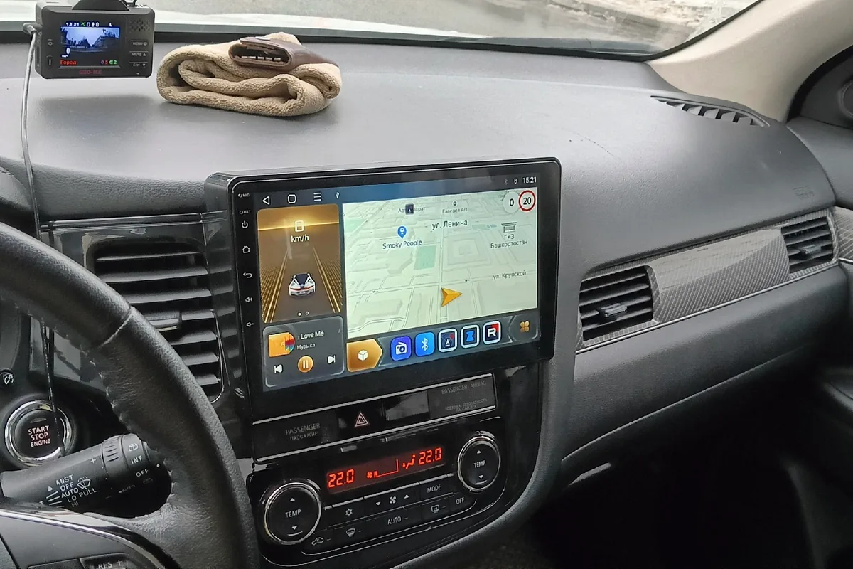 Большой экран мультимедиа в торпедо Mitsubishi Outlander 3 2020 года