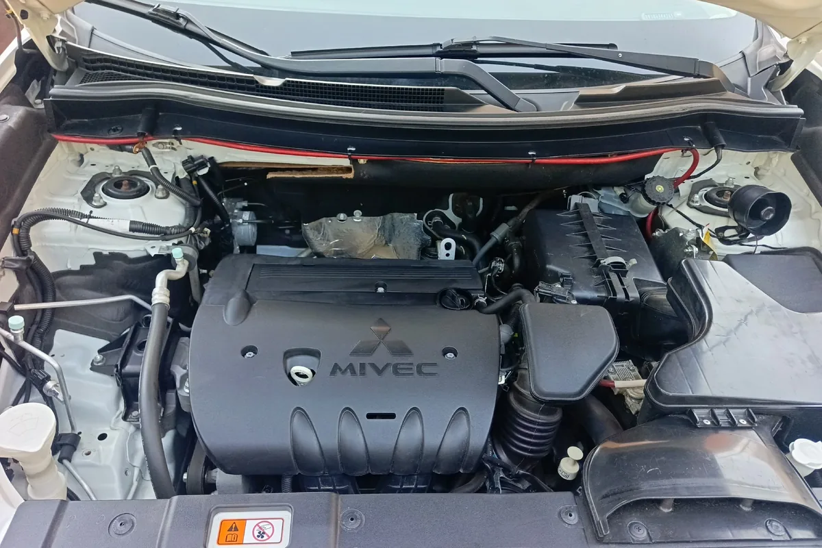 Подкапотное пространство Mitsubishi Outlander 3 с мотором 2.0 4B11