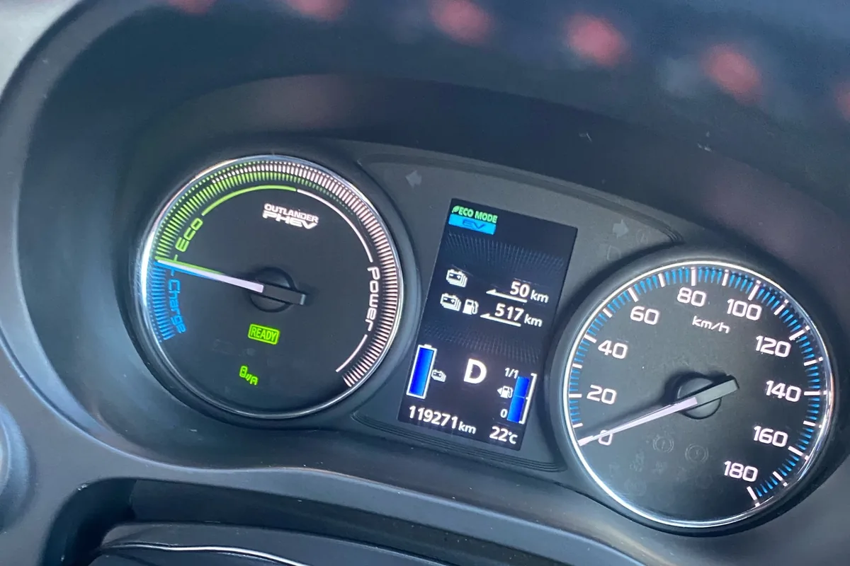 Mitsubishi Outlander 3 PHEV: 50 км на батарее после зарядки