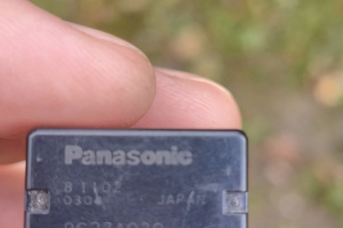 Штатное реле Panasonic с Mitsubishi Outlander 3 в руке