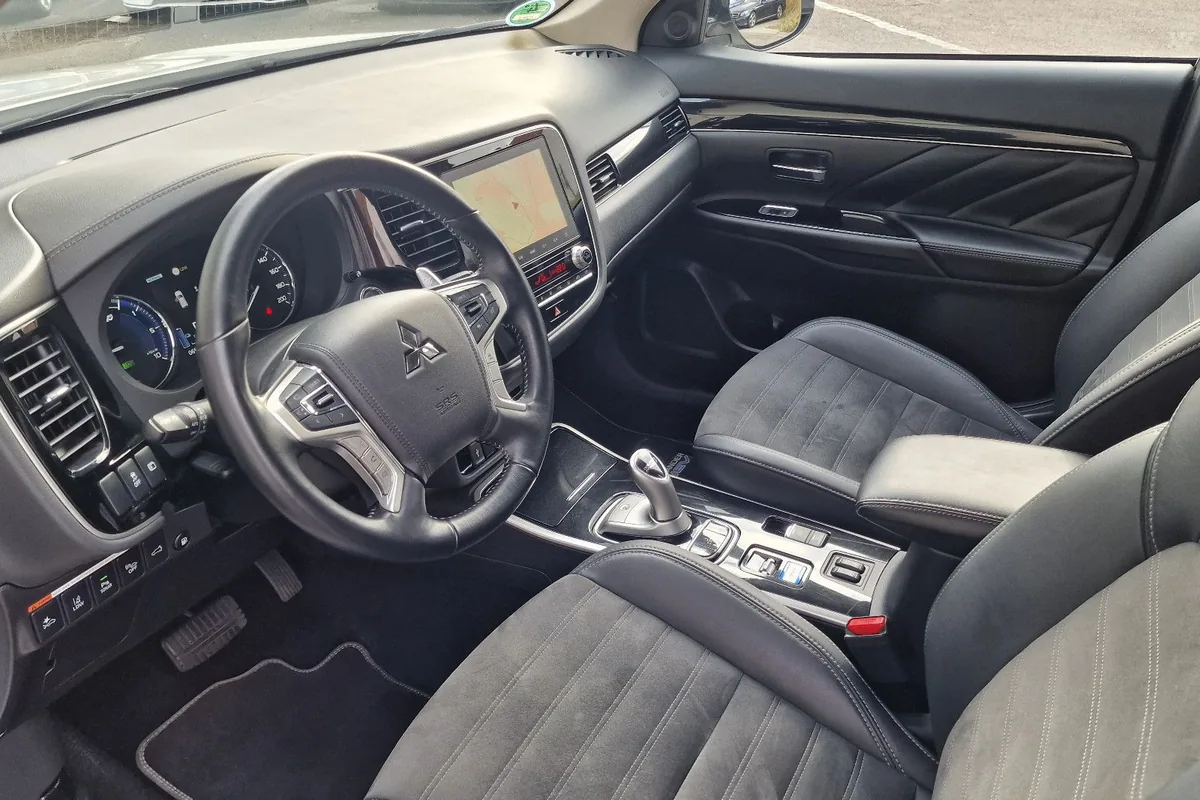 Передние сиденья Mitsubishi Outlander 3 с отделкой в полоску