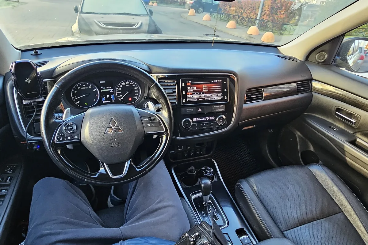 Водительское место и торпедо Mitsubishi Outlander 3