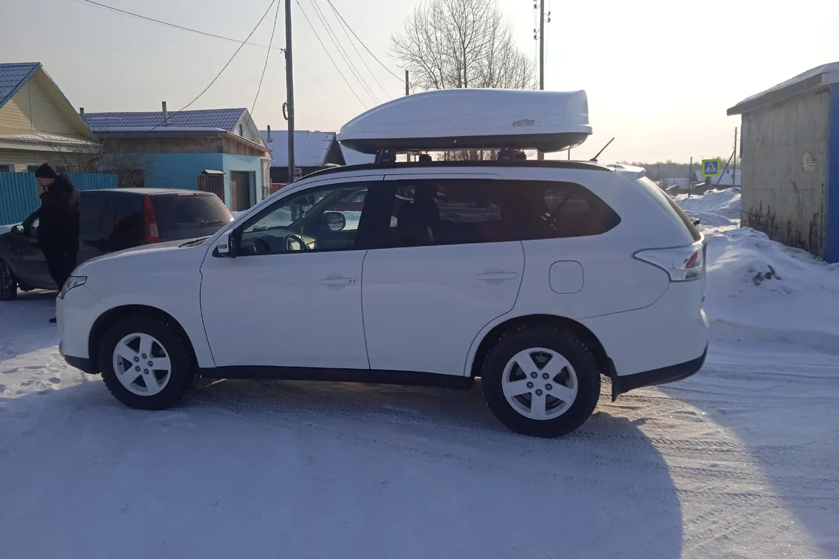Белый Аутлендер 3 с боксом на крыше зимой