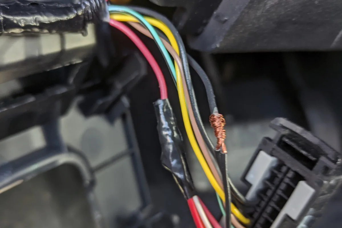 Провода ЭРА-ГЛОНАСС на скрутках у разъёма OBD Аутлендер 3