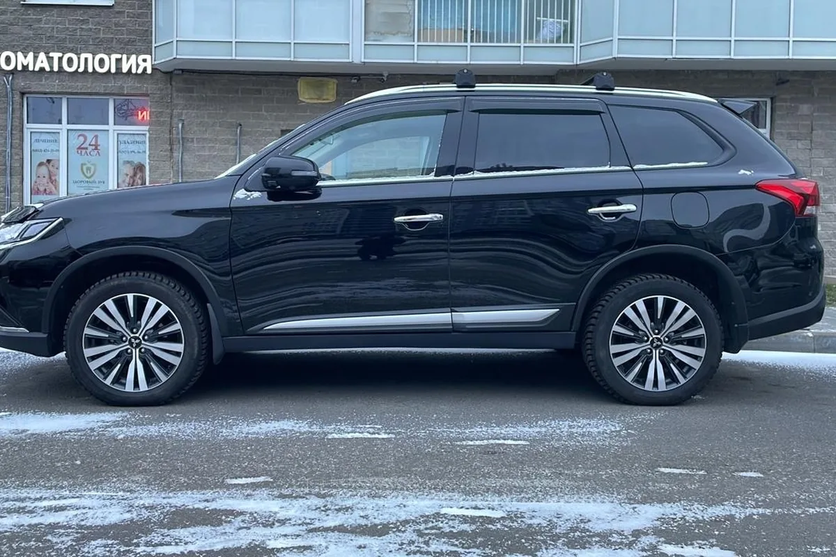 Mitsubishi Outlander 3 после рестайлинга на проставках, вид сбоку