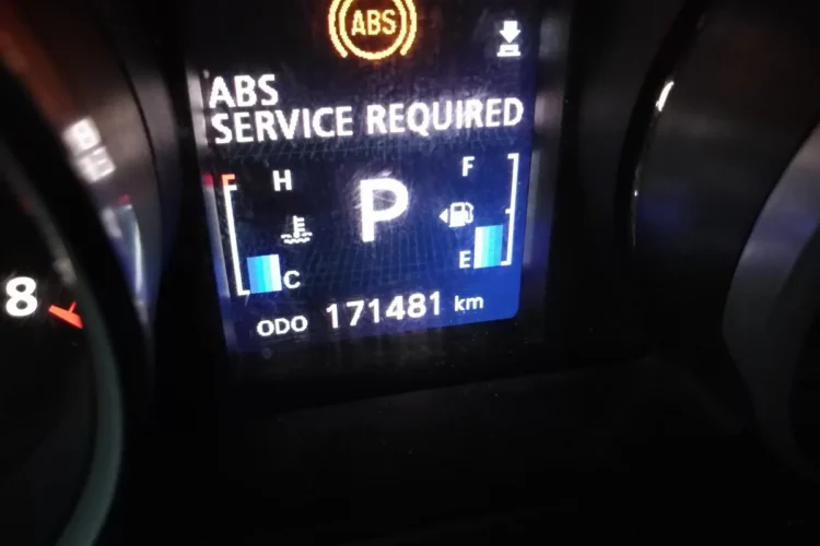 Надпись ABS SERVICE REQUIRED на приборке Аутлендера