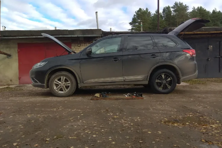 Mitsubishi Outlander 3 на зимних шинах 215/65