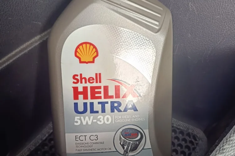 Литровая бутылка Shell Helix Ultra 5W-30 в салоне