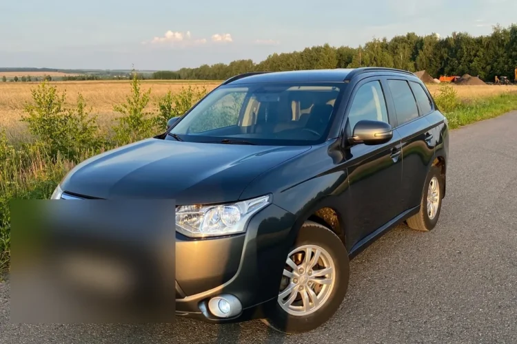 Mitsubishi Outlander 3 2013 года владельца у дороги