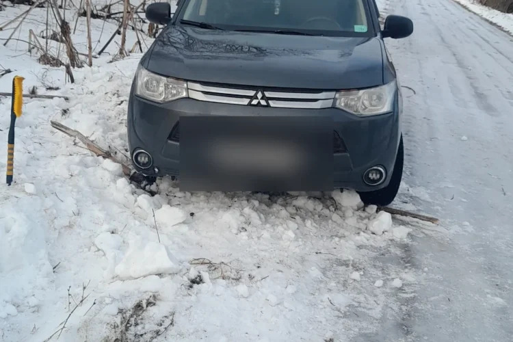 Mitsubishi Outlander 3 2014 года на заснеженной обочине
