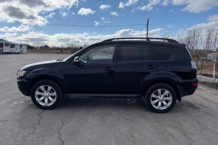 Mitsubishi Outlander XL на 18-дюймовых дисках, вид сбоку