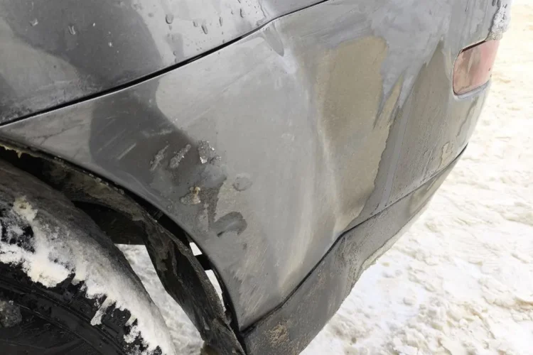 Помятый угол заднего бампера и крыла Mitsubishi Outlander XL
