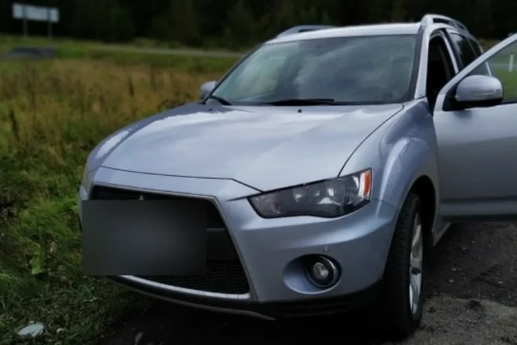 Серебристый Mitsubishi Outlander XL 2010 года после рестайлинга