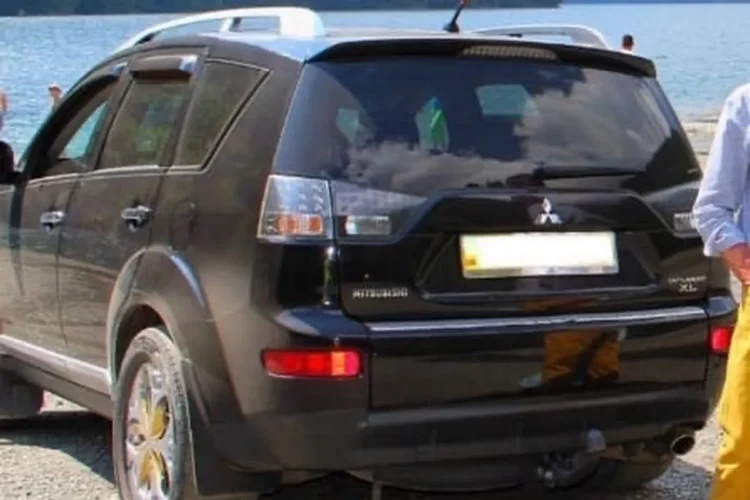 Mitsubishi Outlander XL на шинах 235/60 R18, вид сзади