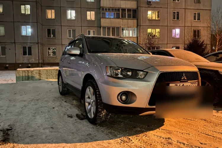 Mitsubishi Outlander XL 2010 года во дворе зимой