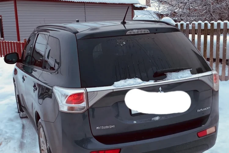 Mitsubishi Outlander 3 2013 года зимой, вид сзади