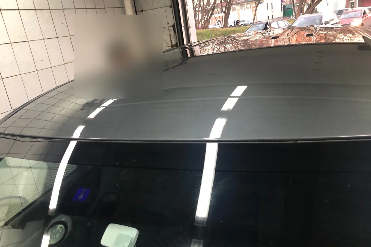 Крыша Mitsubishi Outlander 3 в отражении ламп