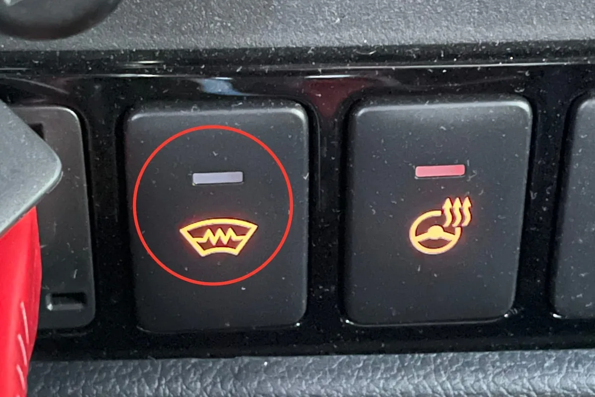 Кнопки обогрева лобового стекла и руля Mitsubishi Outlander 3