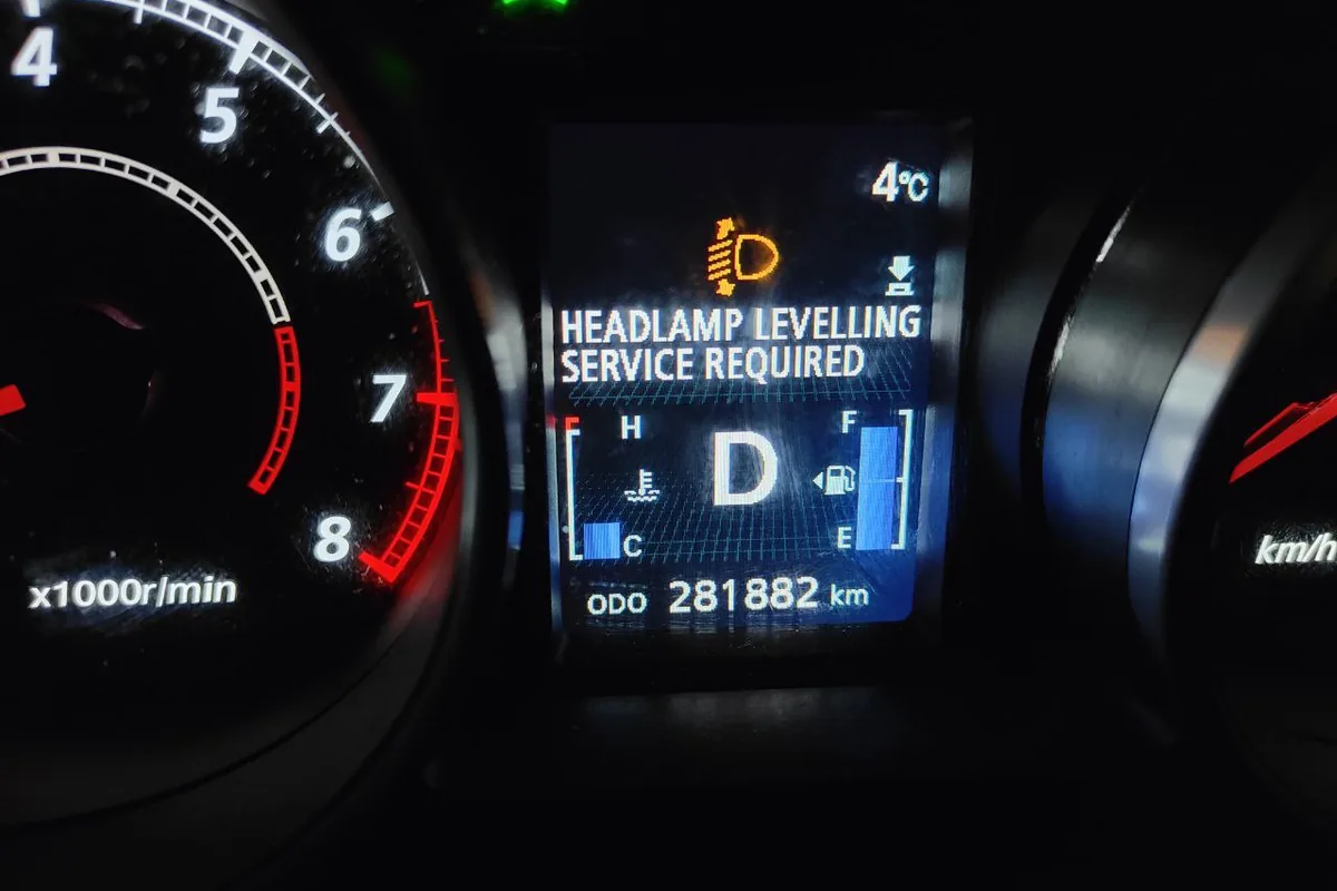 Надпись HEADLAMP LEVELLING SERVICE REQUIRED на приборке Аутлендер XL