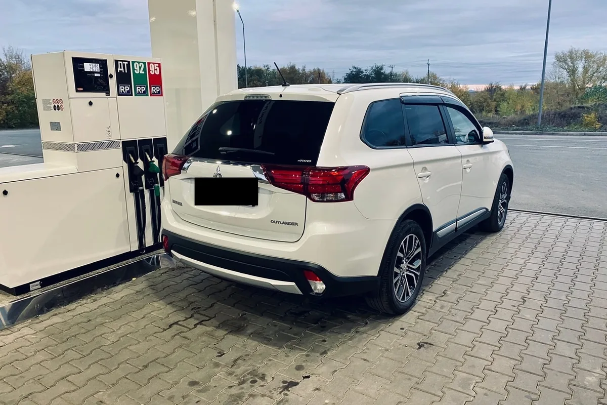 Mitsubishi Outlander 3 владельца на заправке