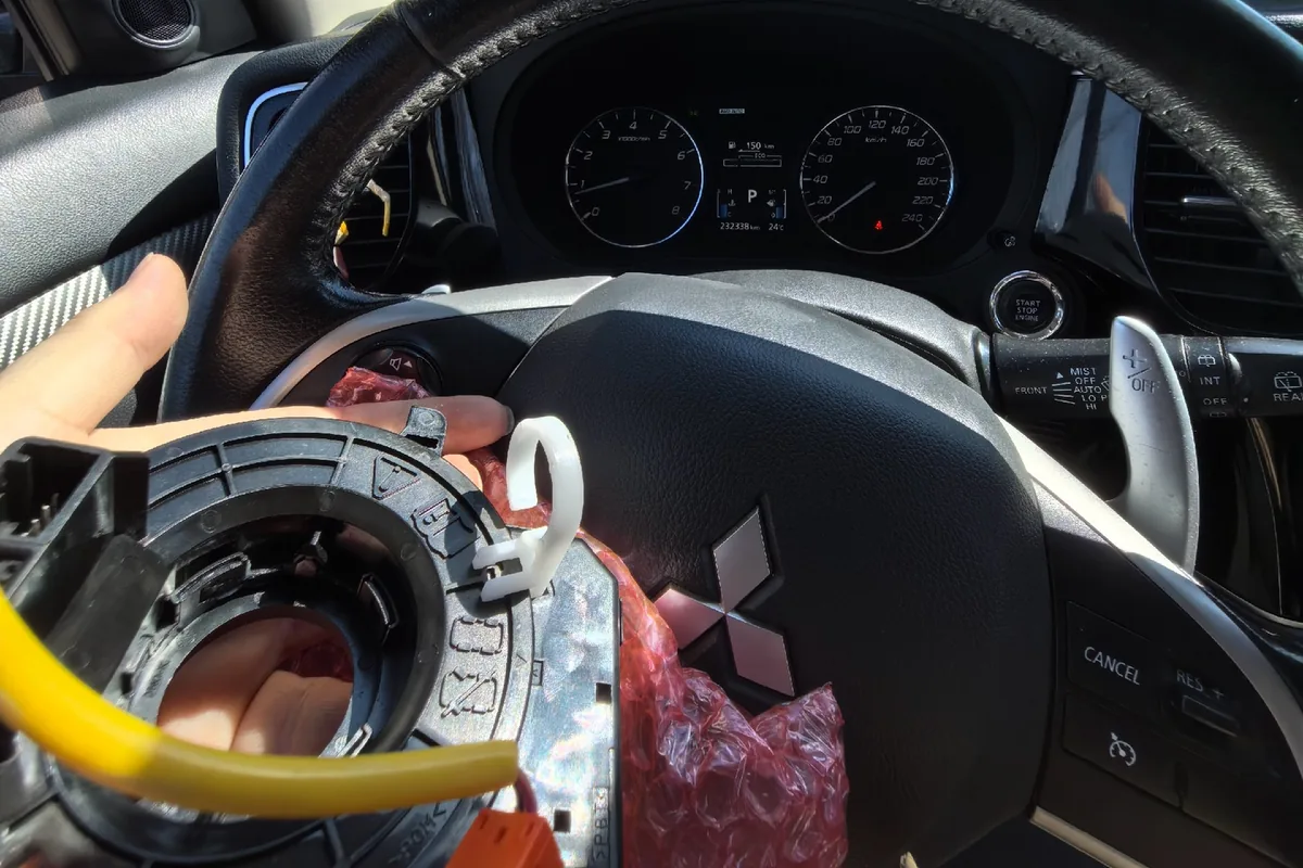 Снятый подрулевой шлейф у рулевого колеса Mitsubishi Outlander
