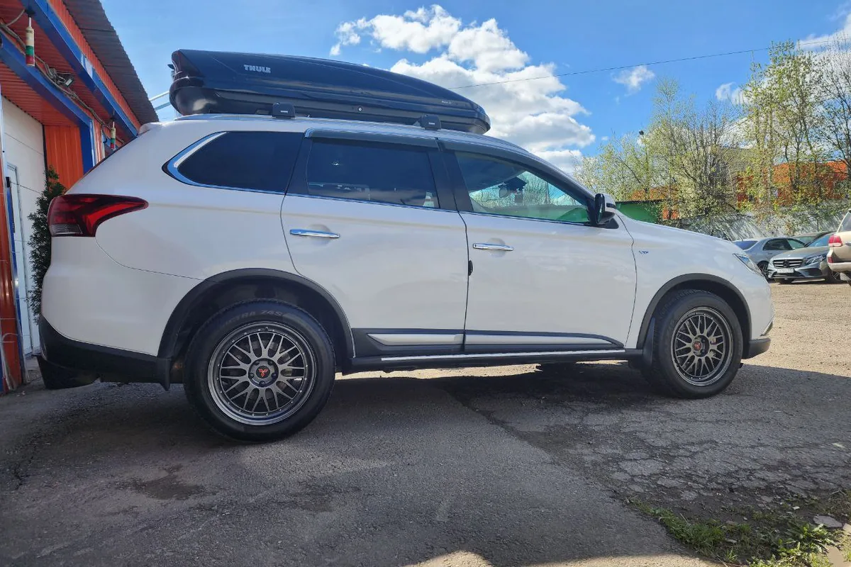 Mitsubishi Outlander 3 с автобоксом на крыше