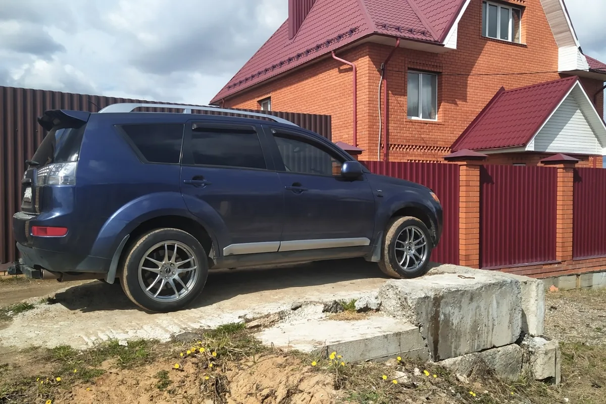 Mitsubishi Outlander XL на дисках 8J ET40 с проставками 12 мм