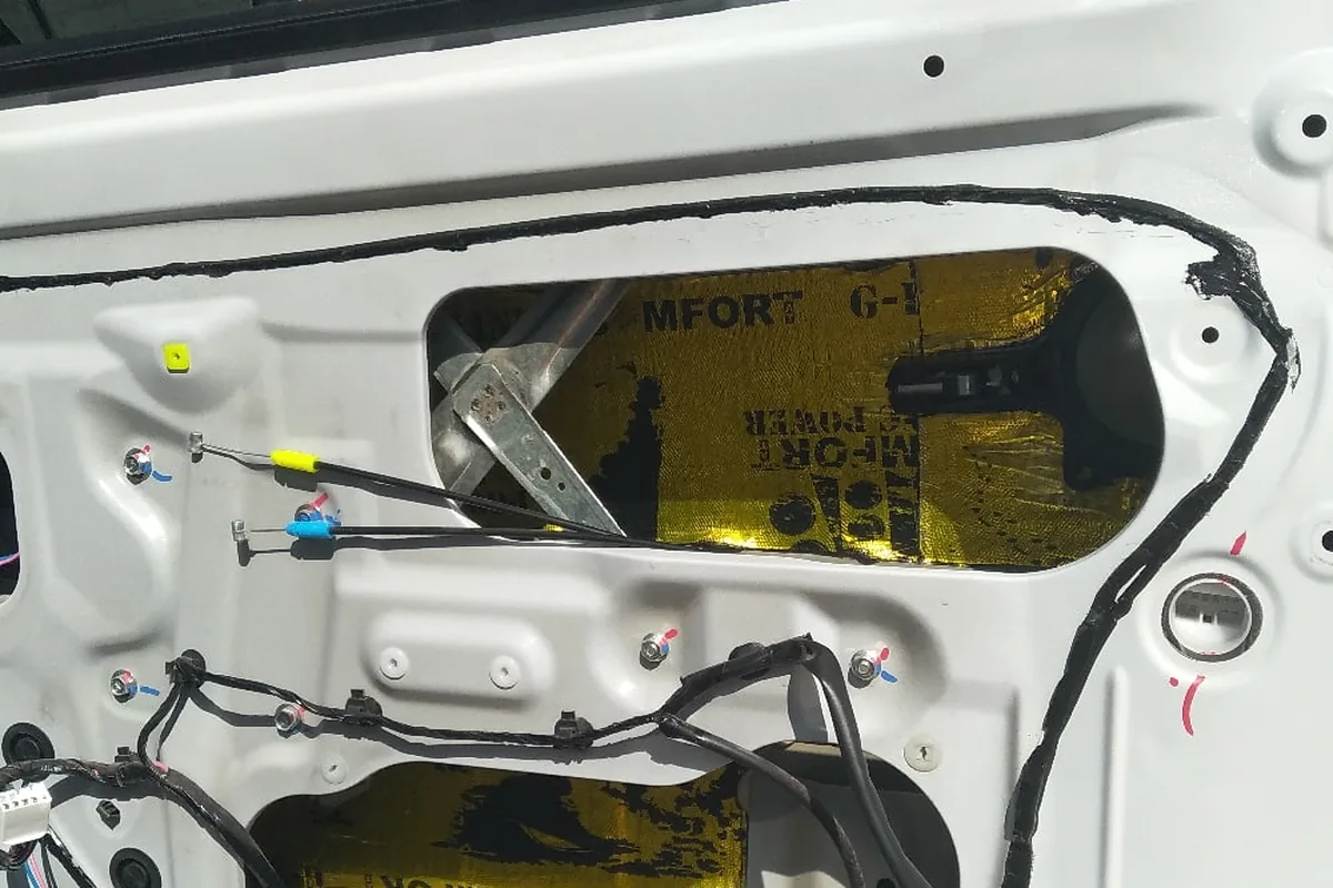 Дверь Mitsubishi Outlander 3 с виброизоляцией под обшивкой