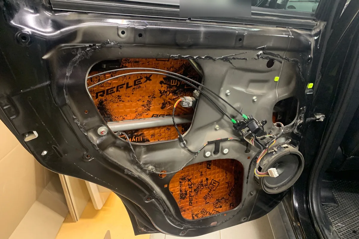 Задняя дверь Mitsubishi Outlander XL с новой шумоизоляцией