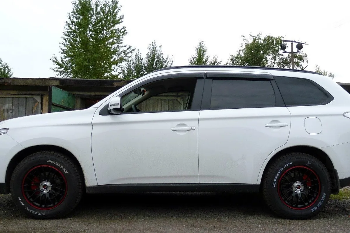 Mitsubishi Outlander 3 на 17-дюймовых дисках, вид сбоку