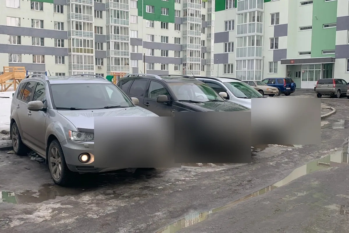 Три Mitsubishi Outlander владельцев на одной парковке