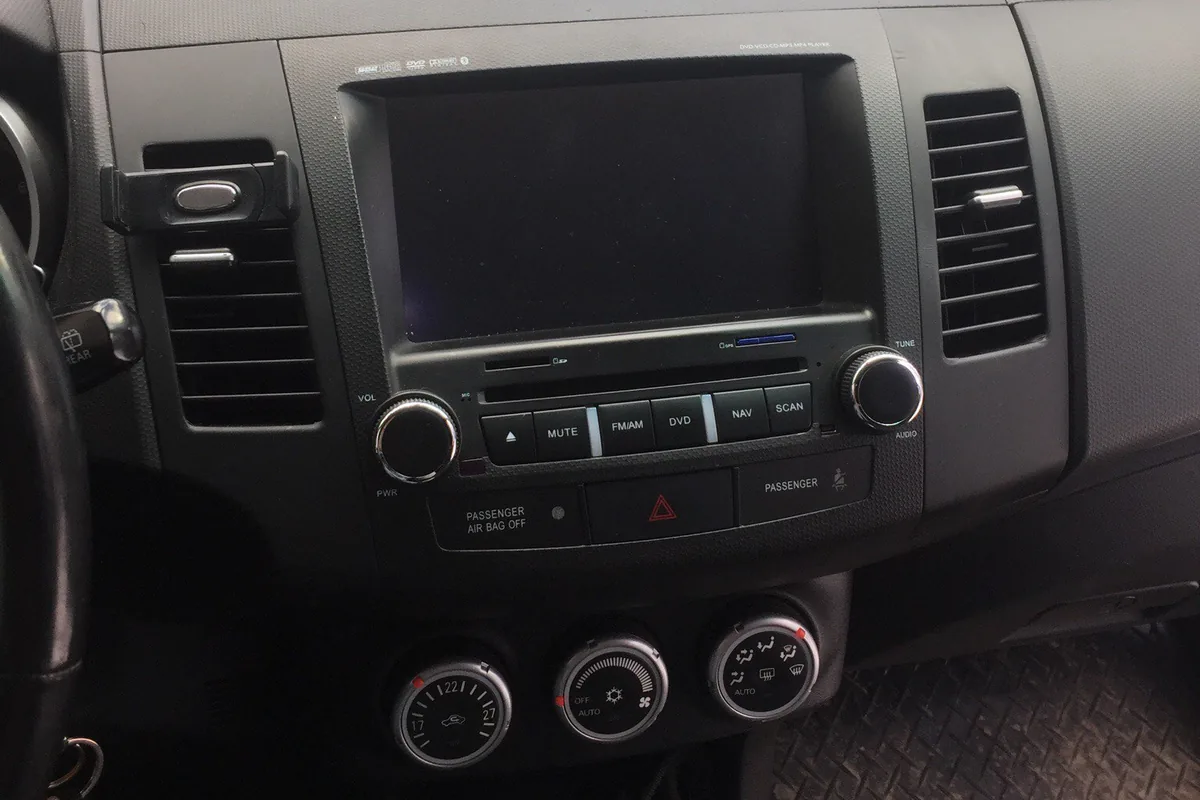 Двухдиновая магнитола в штатной рамке Mitsubishi Outlander XL