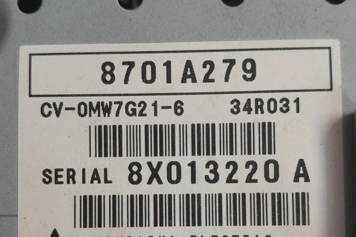 Этикетка усилителя Rockford Fosgate Mitsubishi Electric с Аутлендер XL