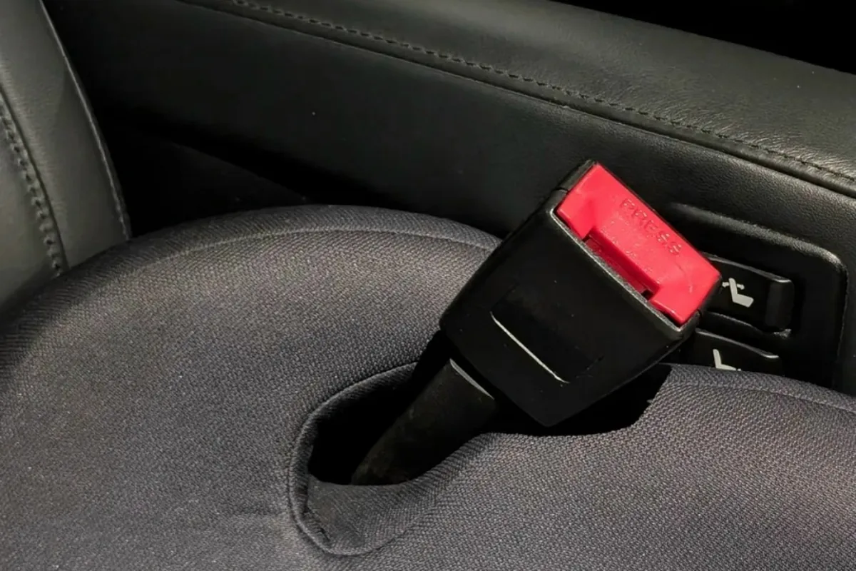 Замок ремня безопасности заднего дивана Mitsubishi Outlander XL