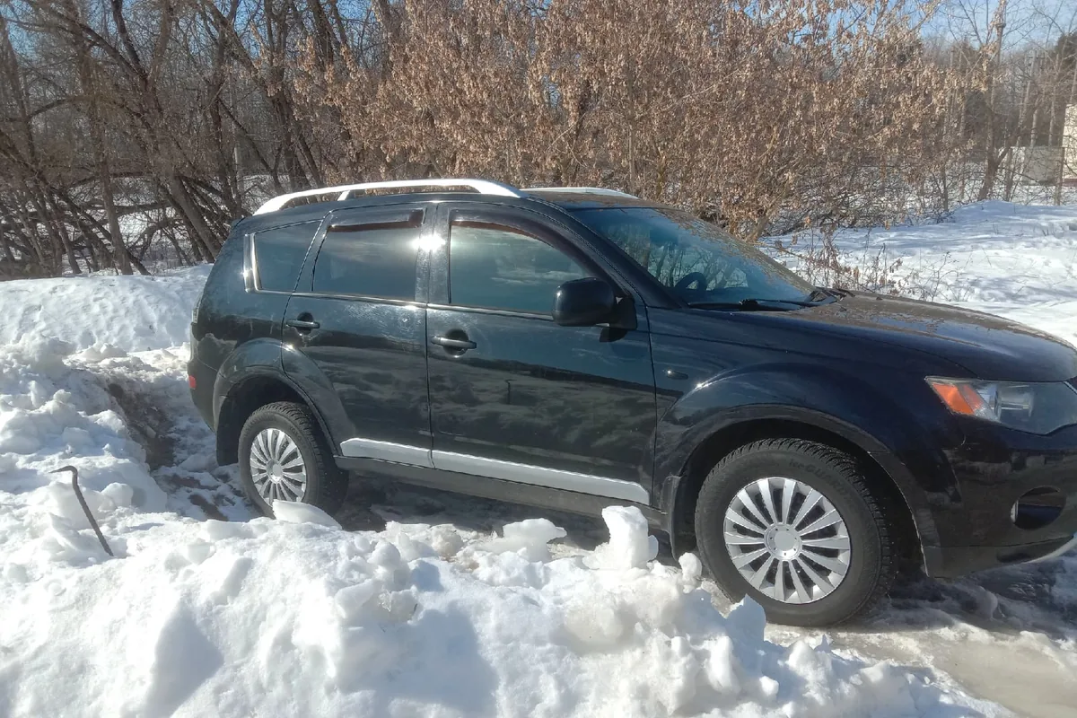 Mitsubishi Outlander XL в сугробе зимой
