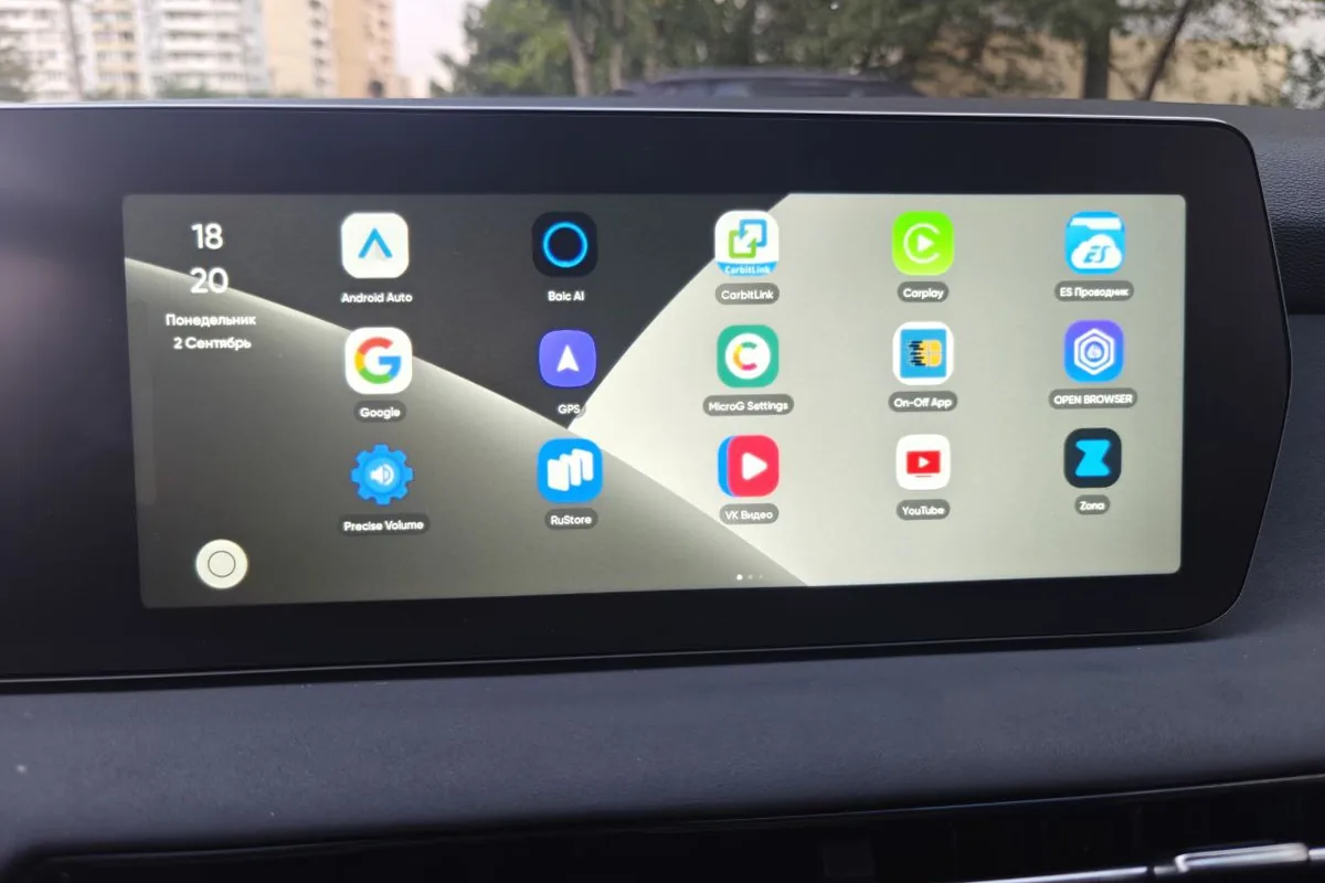 Меню мультимедийного устройства с ярлыками приложений Android Auto