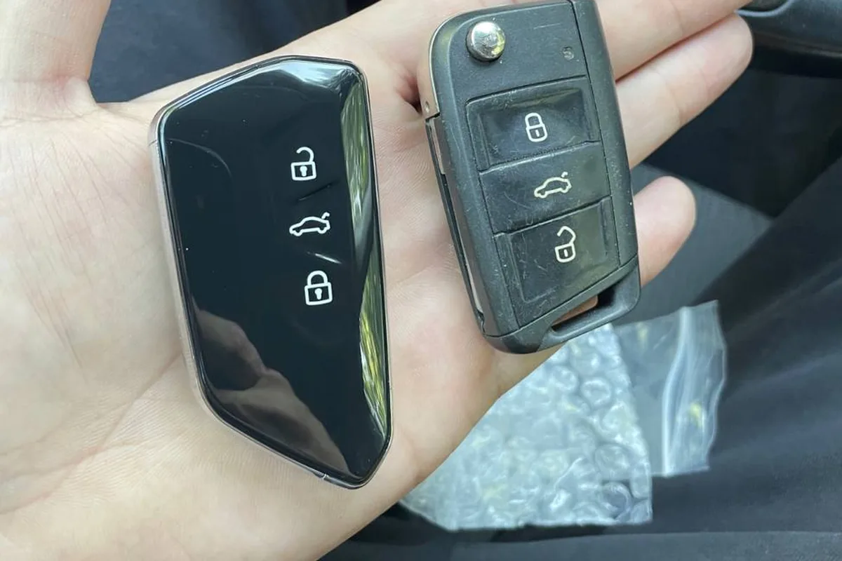 Ключ в корпусе от Skoda Octavia A8 рядом со штатным ключом A7