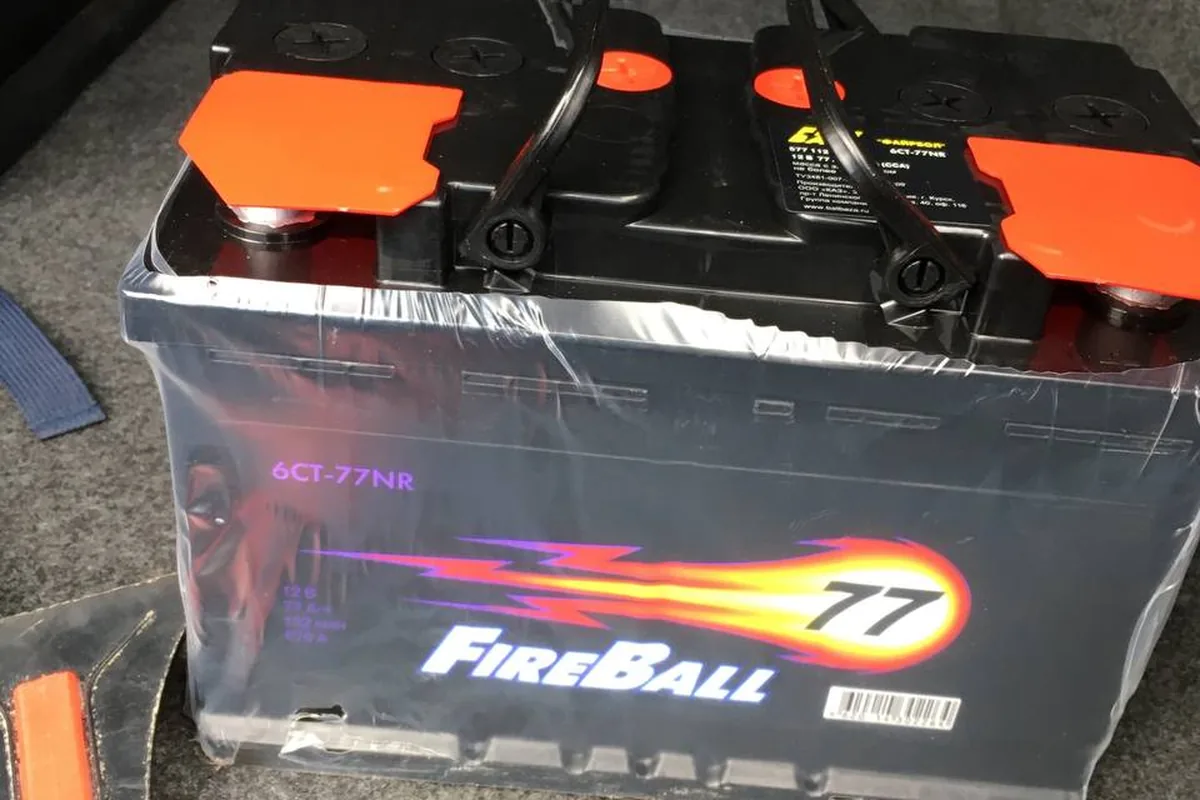 Новый аккумулятор FireBall 77 Ач в багажнике Skoda Octavia A5