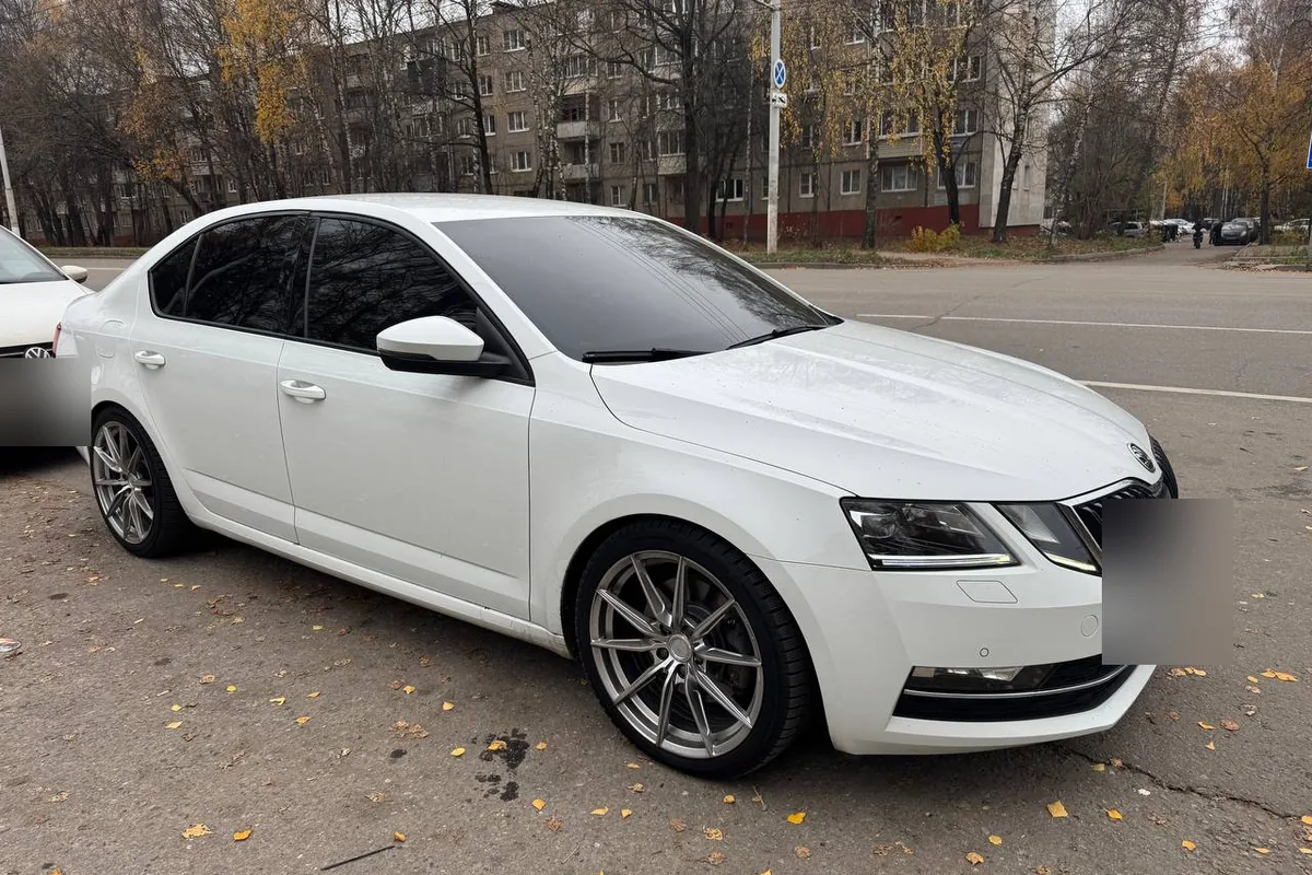 Белая Skoda Octavia A7 на пружинах H&R -40 со штатными амортизаторами