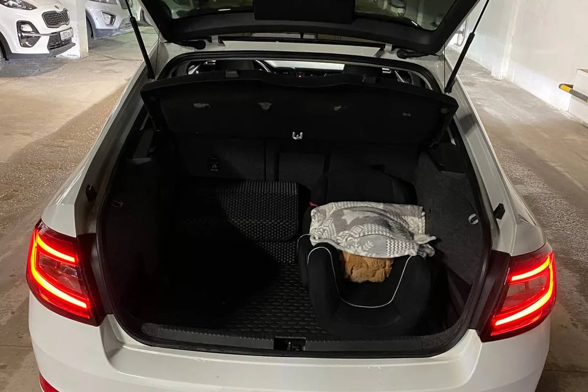 Открытый багажник лифтбека Skoda Octavia A7