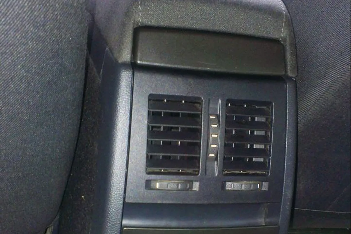 Задняя консоль с дефлекторами в салоне Skoda Octavia A5