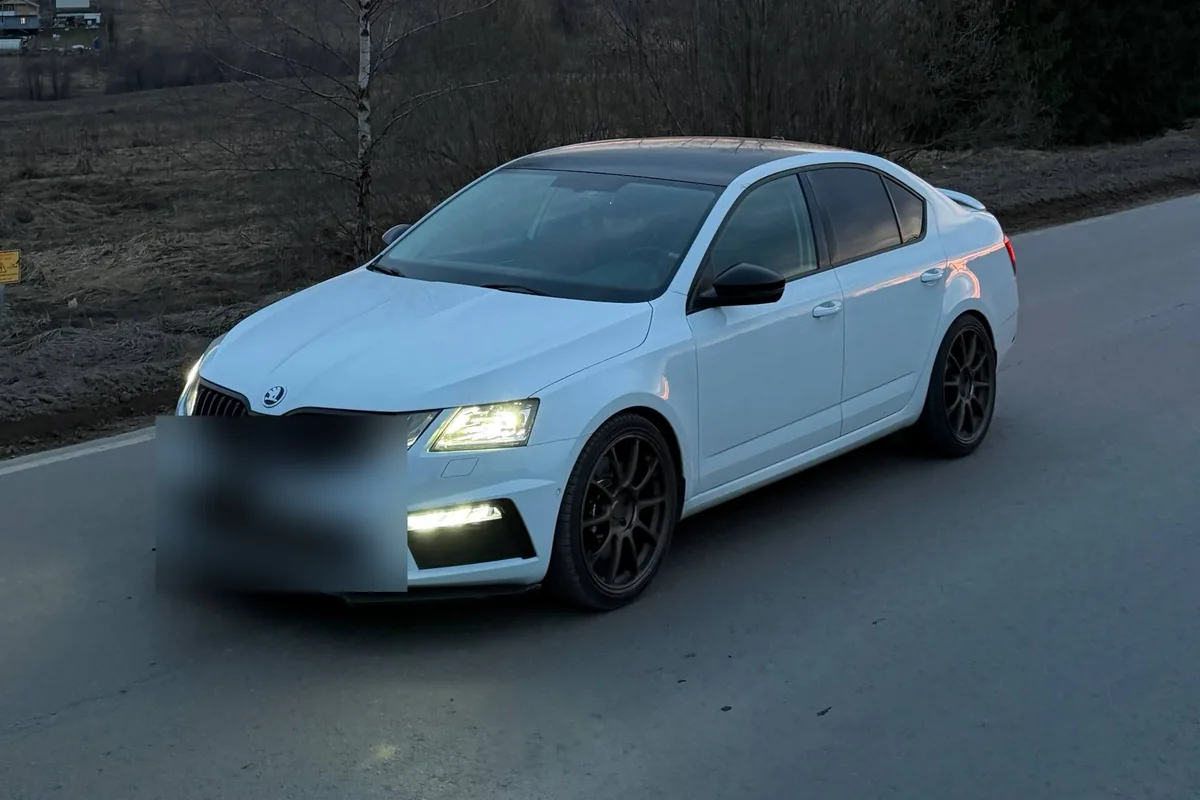 Белая Skoda Octavia A7 1.8 TSI после прошивки Stage 2