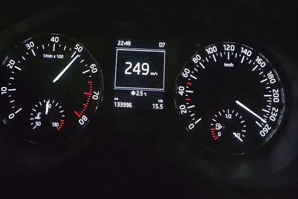 Спидометр Skoda Octavia A7 1.8 TSI на прошивке Stage 1 показывает 249 км/ч