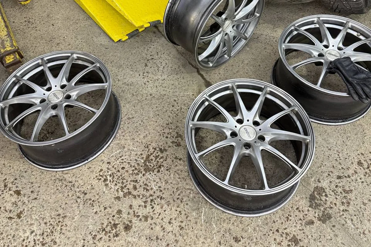 Летние диски 8,5J под шины 225/40 R18 перед шиномонтажом