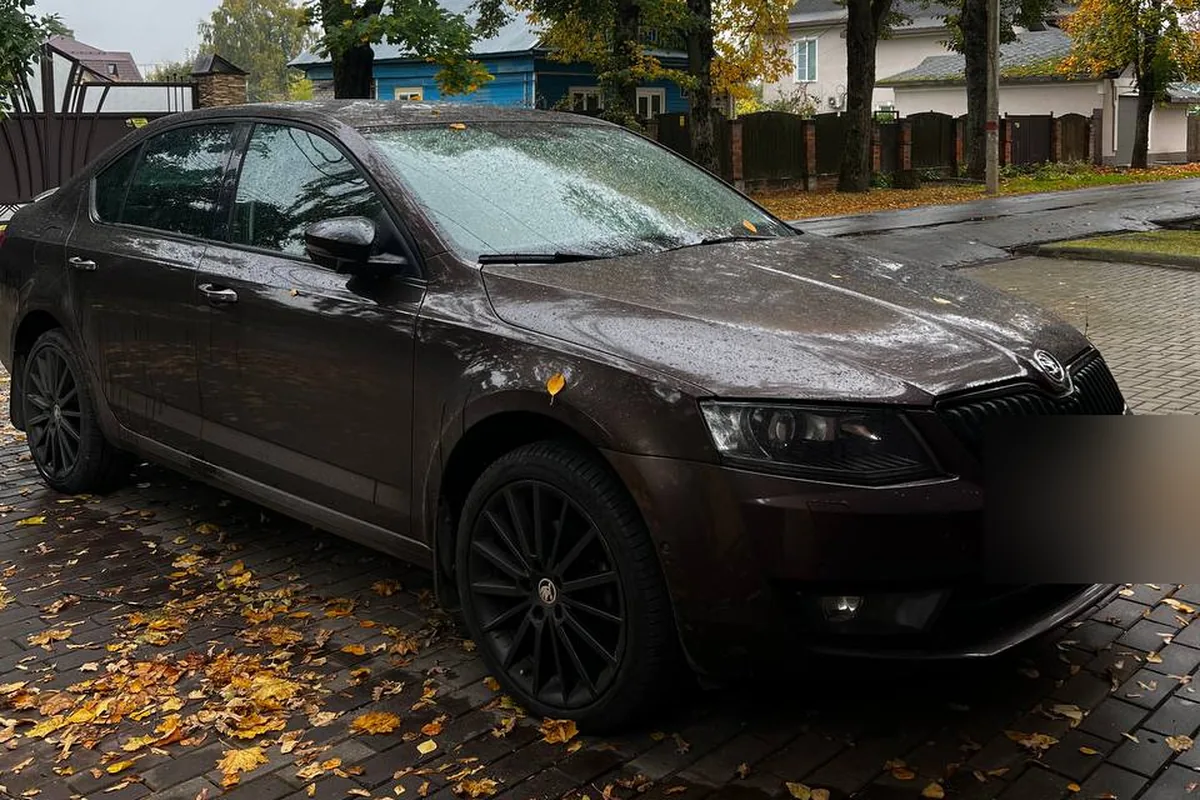 Коричневая дизельная Skoda Octavia A7 на чёрных дисках
