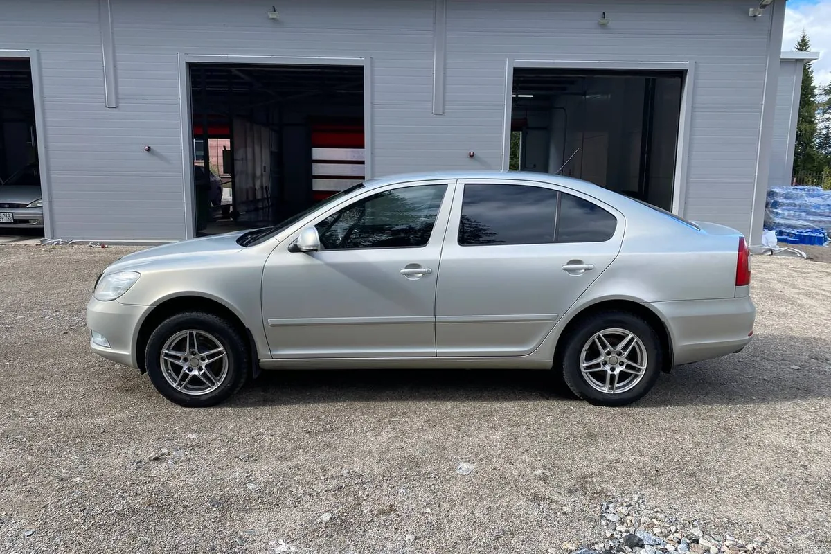 Серебристая Skoda Octavia A5 после рестайлинга, вид сбоку