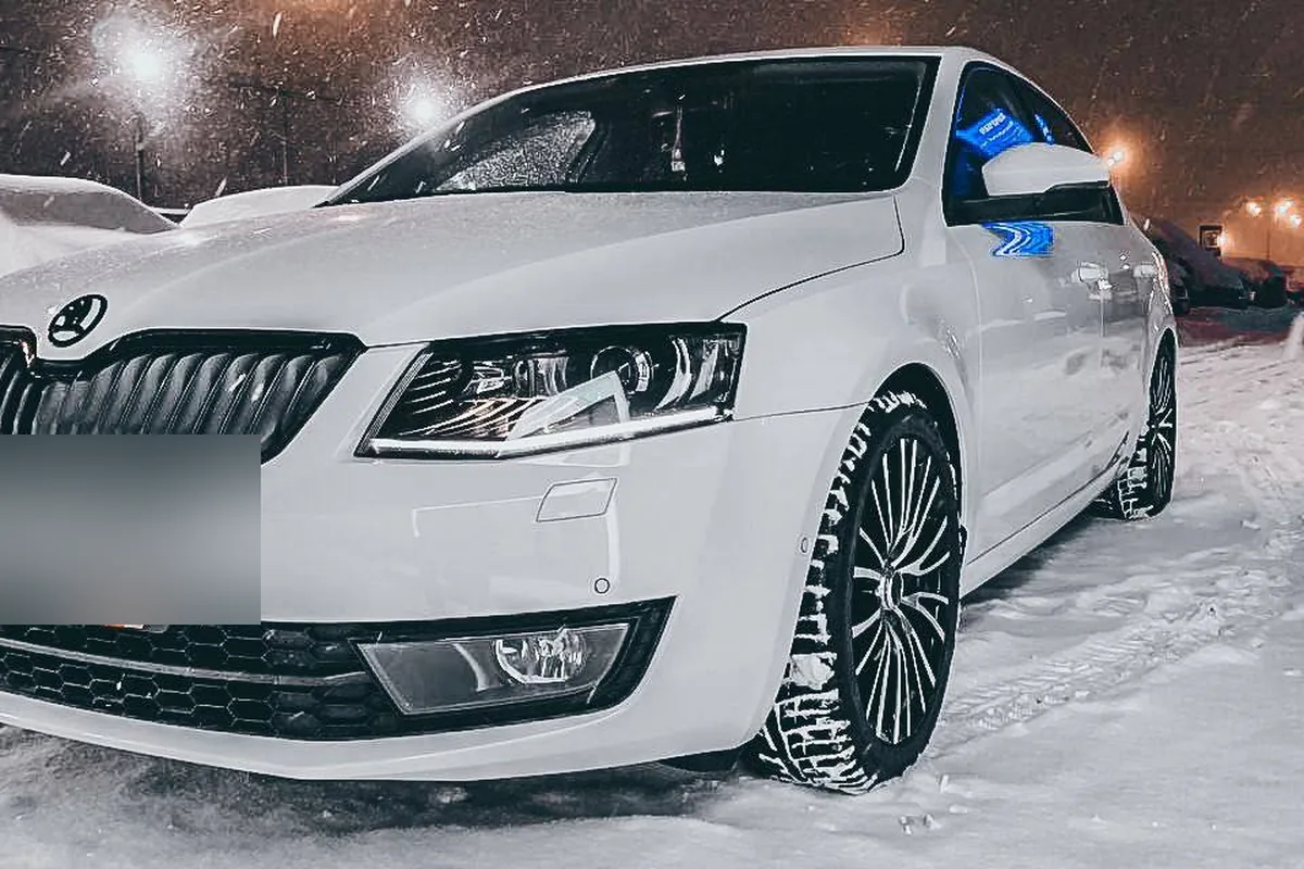 Белая Skoda Octavia A7 дорестайлинг зимой
